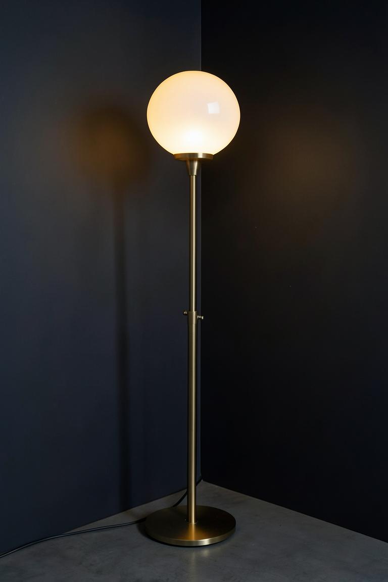 Designer vloerlamp — messing met opaalglas